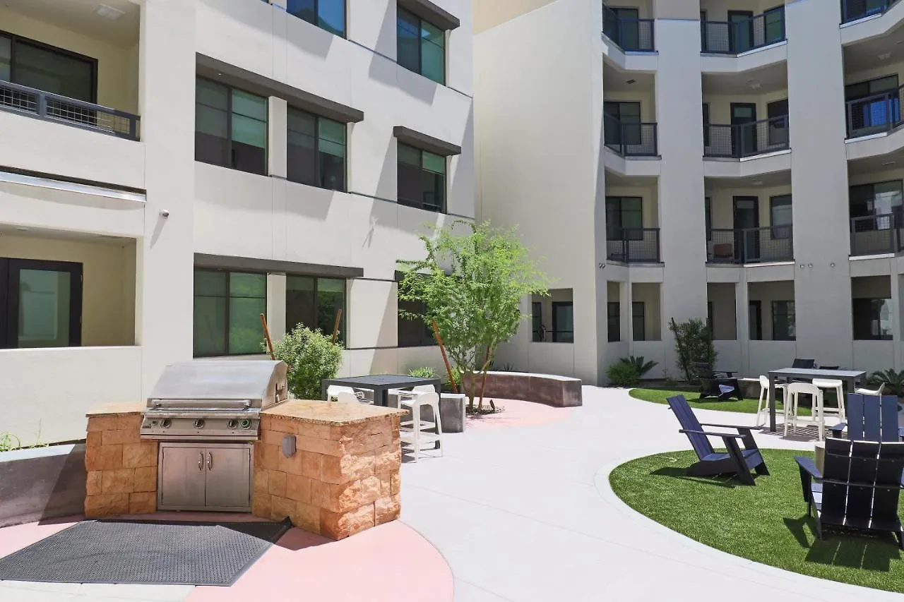 Walk Score 81-Shopping District-King Bed-Parking - G4004 Scottsdale Apartman