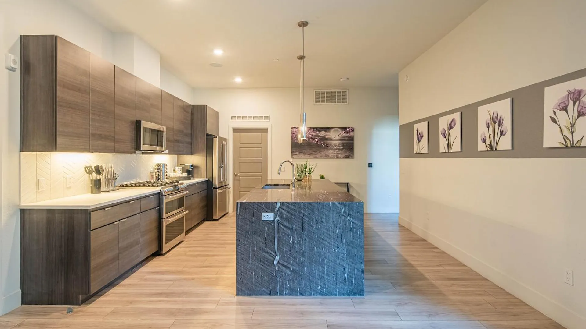 Walk Score 81-Shopping District-King Bed-Parking - G4004 Scottsdale Apartman